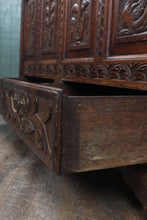 Load image into Gallery viewer, Early Georgian English Oak Mule Chest c.1750