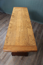 Load image into Gallery viewer, English Elm Expanding Table c.1900